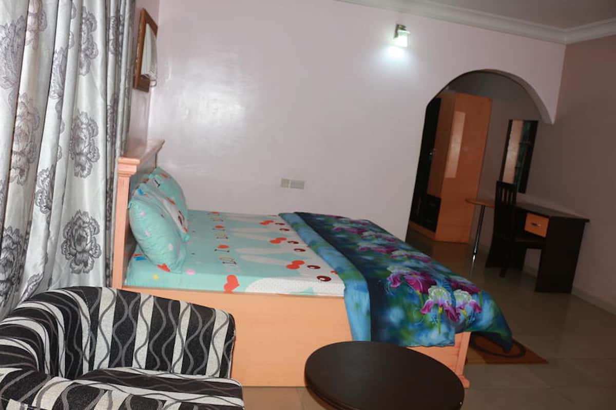 Desk, soundproofing, free WiFi, bed sheets