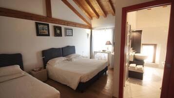 Camera tripla (9) | Una cassaforte in camera, una scrivania, tende oscuranti