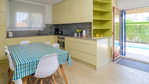 Wasserkocher mit Kaffee-/Teezubehör, Kühlschrank, Mikrowelle, Ofen