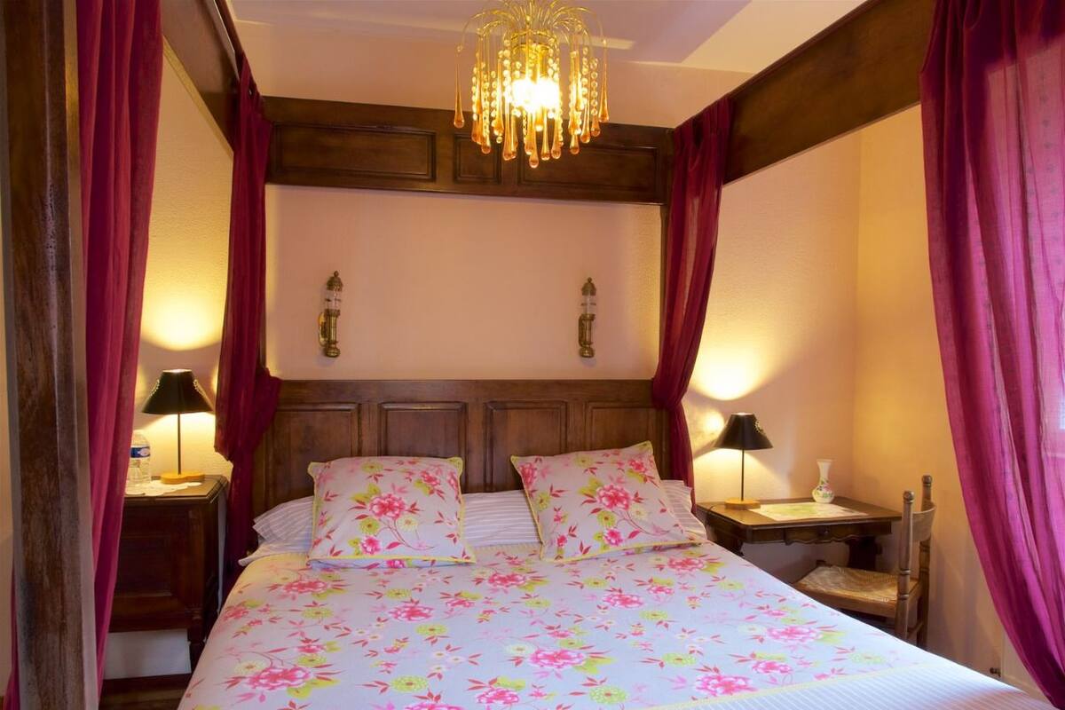 Double Room (Folle pensée) | WiFi (free), individually decorated, individually furnished, bed sheets