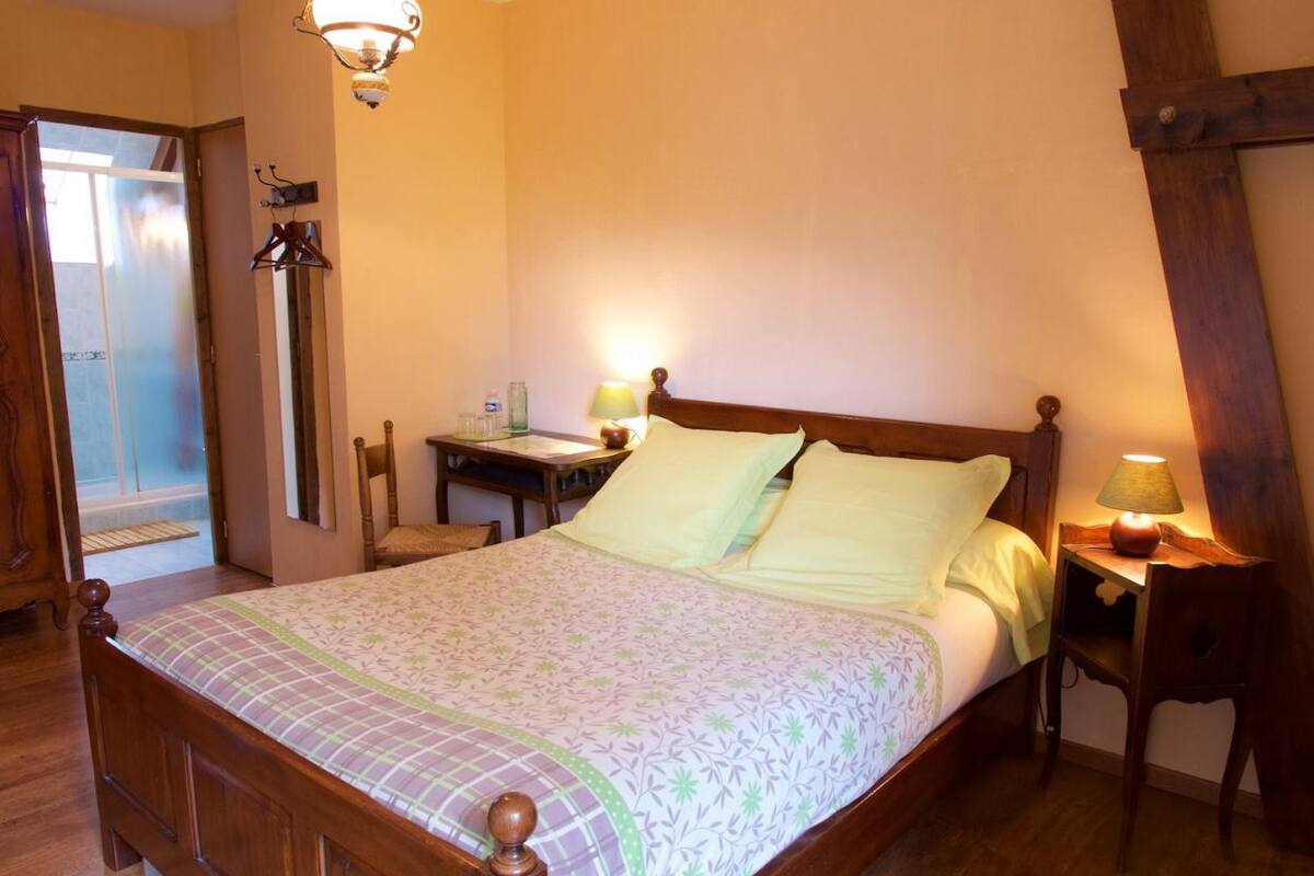 Triple Room (Trompe souris) | WiFi (free), individually decorated, individually furnished, bed sheets