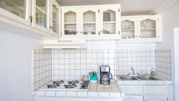 Een koelkast, een kookplaat, een koffiezetapparaat/waterkoker