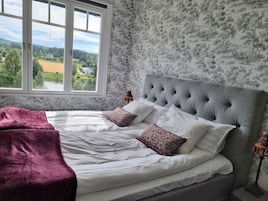 Quarto casal luxo, 1 cama King (Main Building) | Escrivaninha, espaço de trabalho para notebook, cortinas blackout
