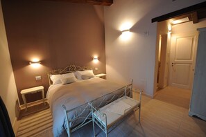 Habitación doble superior | Cunas (de pago), wifi gratis, ropa de cama