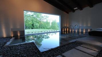 Indoor spa tub