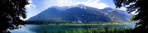 A mountain lake with a view of a mountain range. - Nature Fun Apartments (Hermagor-Pressegger See)