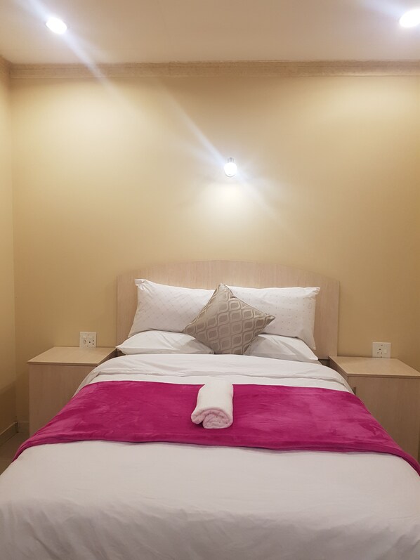 Minibar, desk, iron/ironing board, free cots/infant beds - Souvenirs B & B (Newcastle)
