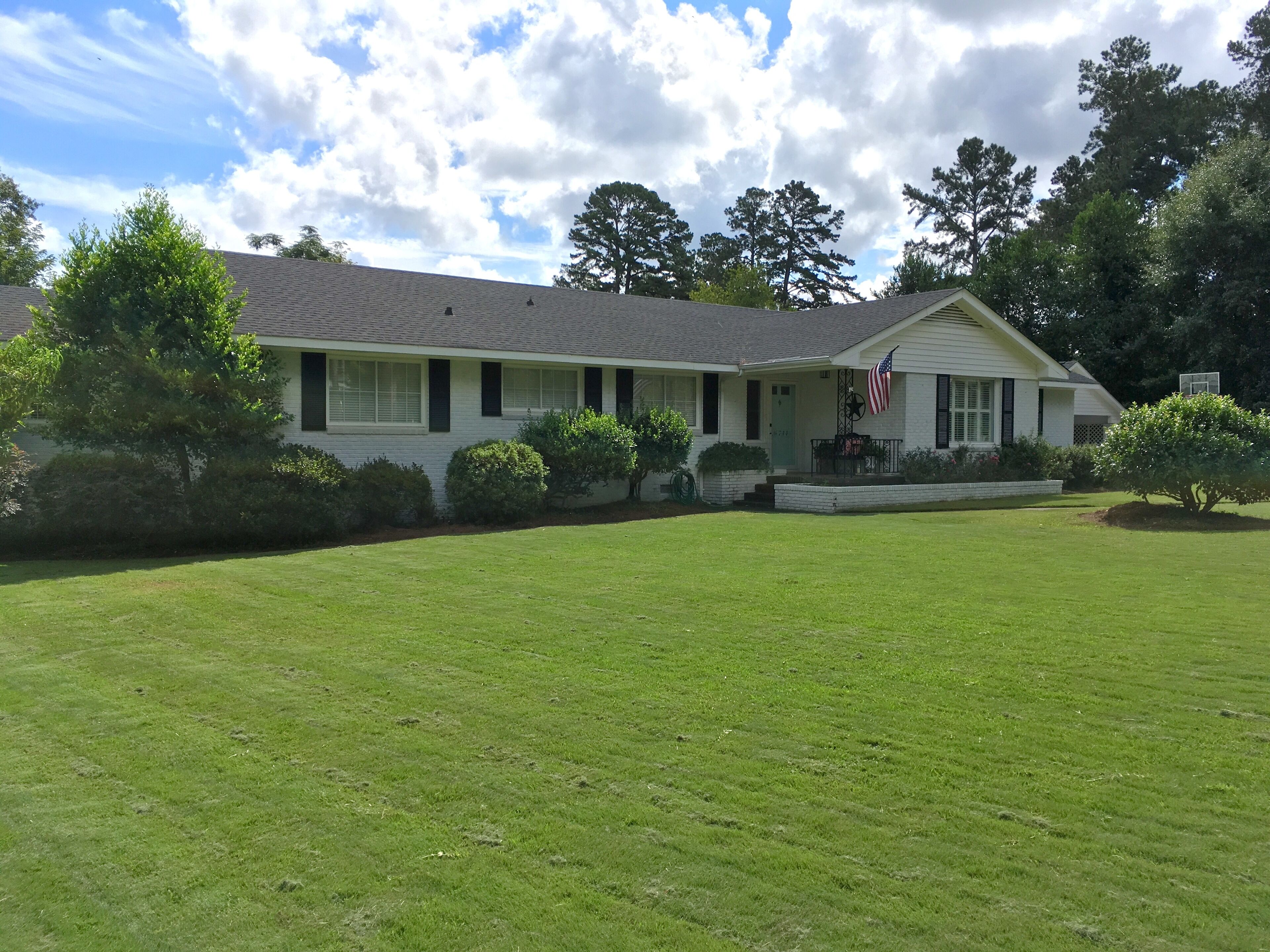 Charming, 5 br home with open floor plan less  than 3 miles from Masters
