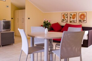 Economy Apartment, 1 Bedroom | In-room dining