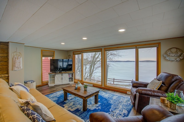 Lake-views from the living room!