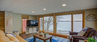 Lakefront 4BR ‘Up North’ Outdoor Getaway - Best Sunset View on The Lake