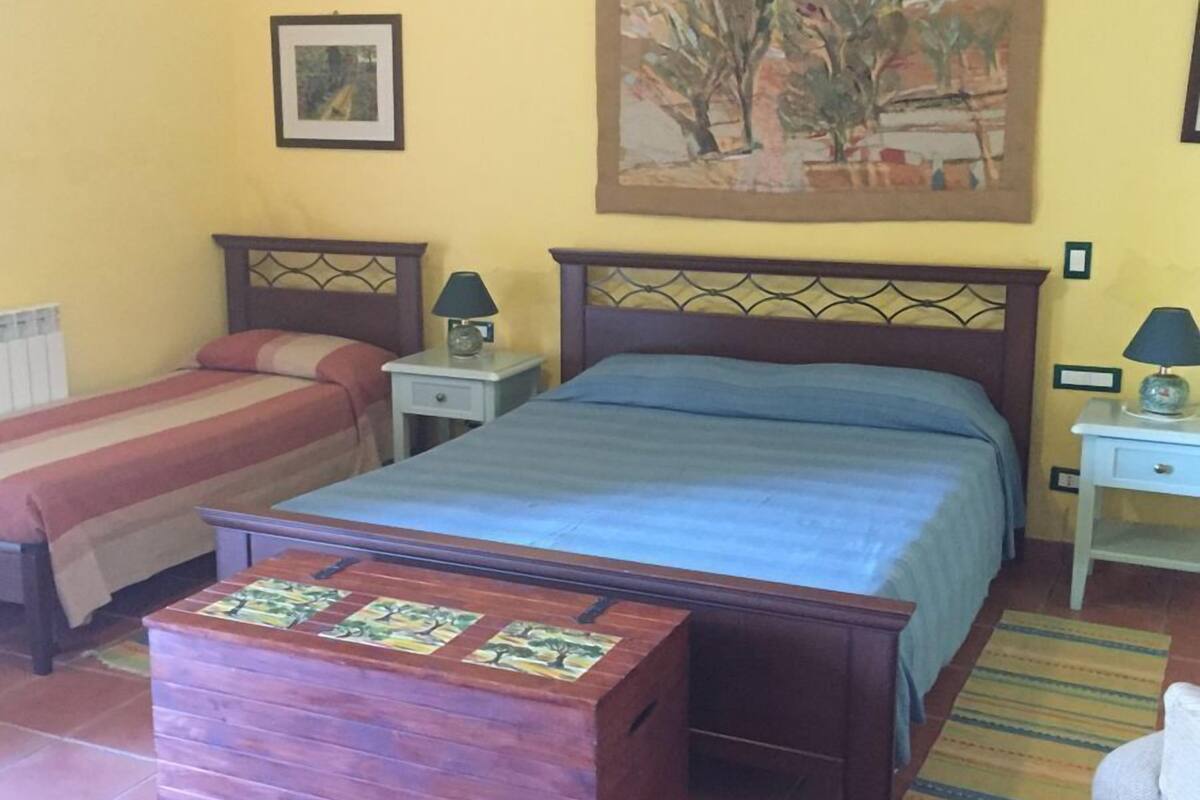 Minibar, free WiFi, bed sheets