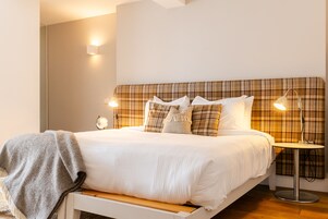 Studio 2 | Individually decorated, individually furnished, desk, soundproofing