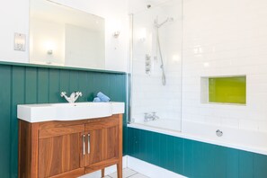 Studio 1 | Bathroom | Shower, hair dryer, towels, soap