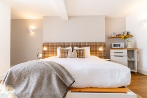 Studio 2 | Individually decorated, individually furnished, desk, soundproofing