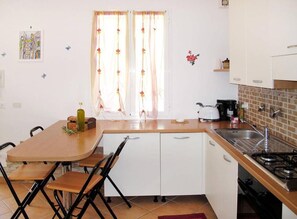 Een koelkast, een microgolfoven, een oven, een kookplaat