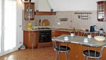 Peti sejuk, ketuhar gelombang mikro (atas permintaan), ketuhar, dapur