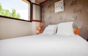 2 عدّة غرف نوم وسرير سفر وملاءات أسرّة