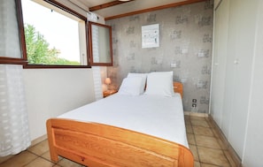 2 bedrooms, travel cot