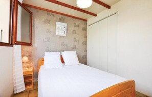 2 quartos, berço de viagem, roupa de cama