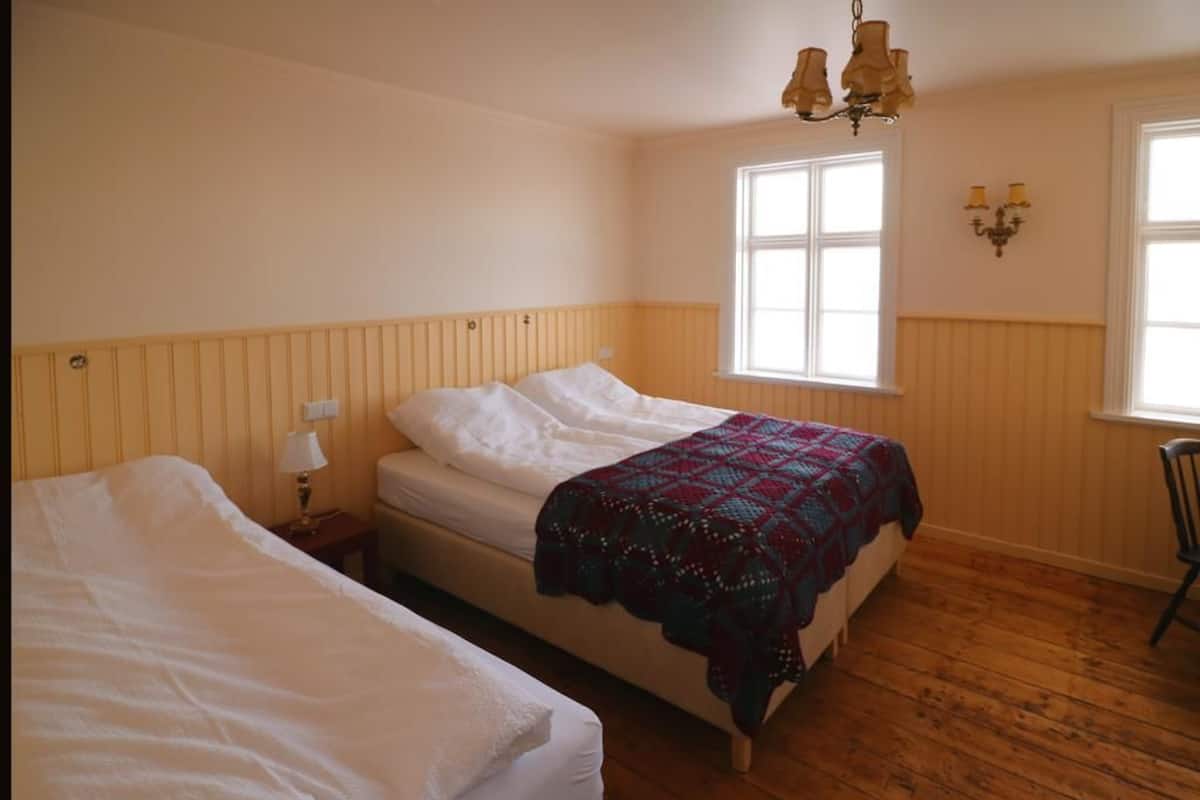 Dreibettzimmer, Gemeinschaftsbad (3) | Kostenloses WLAN, Bettwäsche
