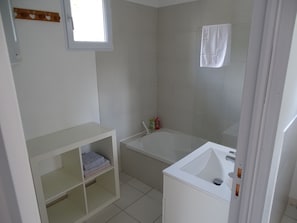 Family Suite | Bathroom | Free toiletries, hair dryer, towels