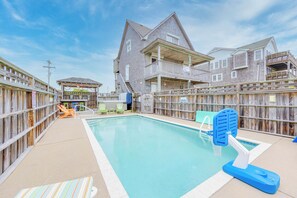 Utendørsbasseng og et oppvarmet basseng