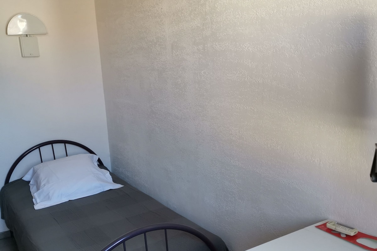 シングルルーム シングルベッド 1 台 禁煙 | デスク、防音設備、WiFi (無料)、ベッドシーツ