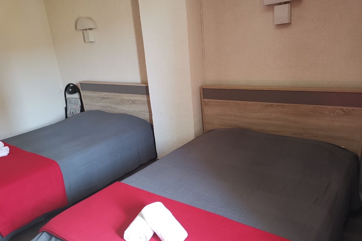 高級雙人房, 2 張標準雙人床, 非吸煙房 | 書桌、隔音、免費 Wi-Fi、床單