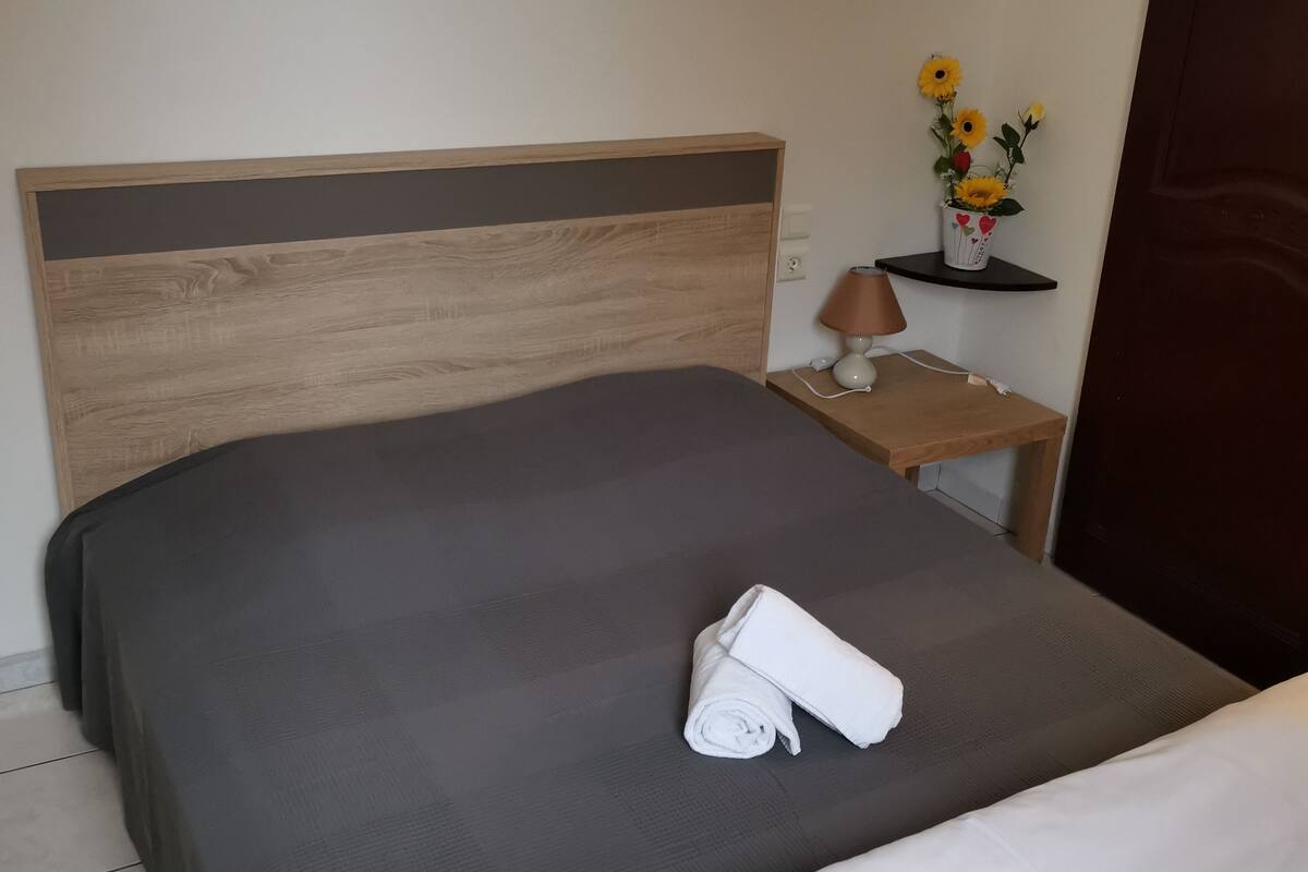 ダブルルーム ダブルベッド 1 台 禁煙 | デスク、防音設備、WiFi (無料)、ベッドシーツ