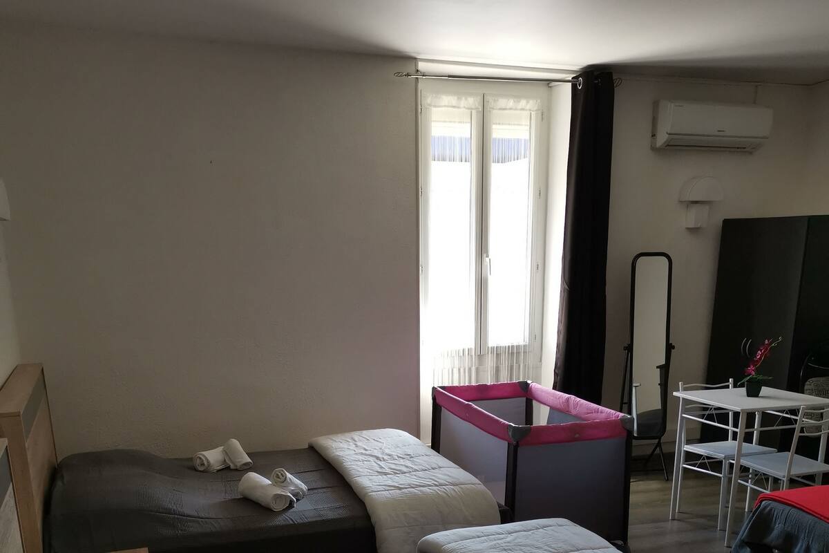 ファミリー ルーム ベッド (複数台) 禁煙 | デスク、防音設備、WiFi (無料)、ベッドシーツ