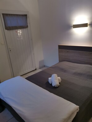 Double Room, 1 Double Bed, Non Smoking | Desk, soundproofing, free WiFi, bed sheets - Hotel Le Cheval Blanc (Uchaud)