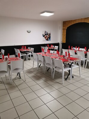 Lunch served, French cuisine - Hotel Le Cheval Blanc (Uchaud)