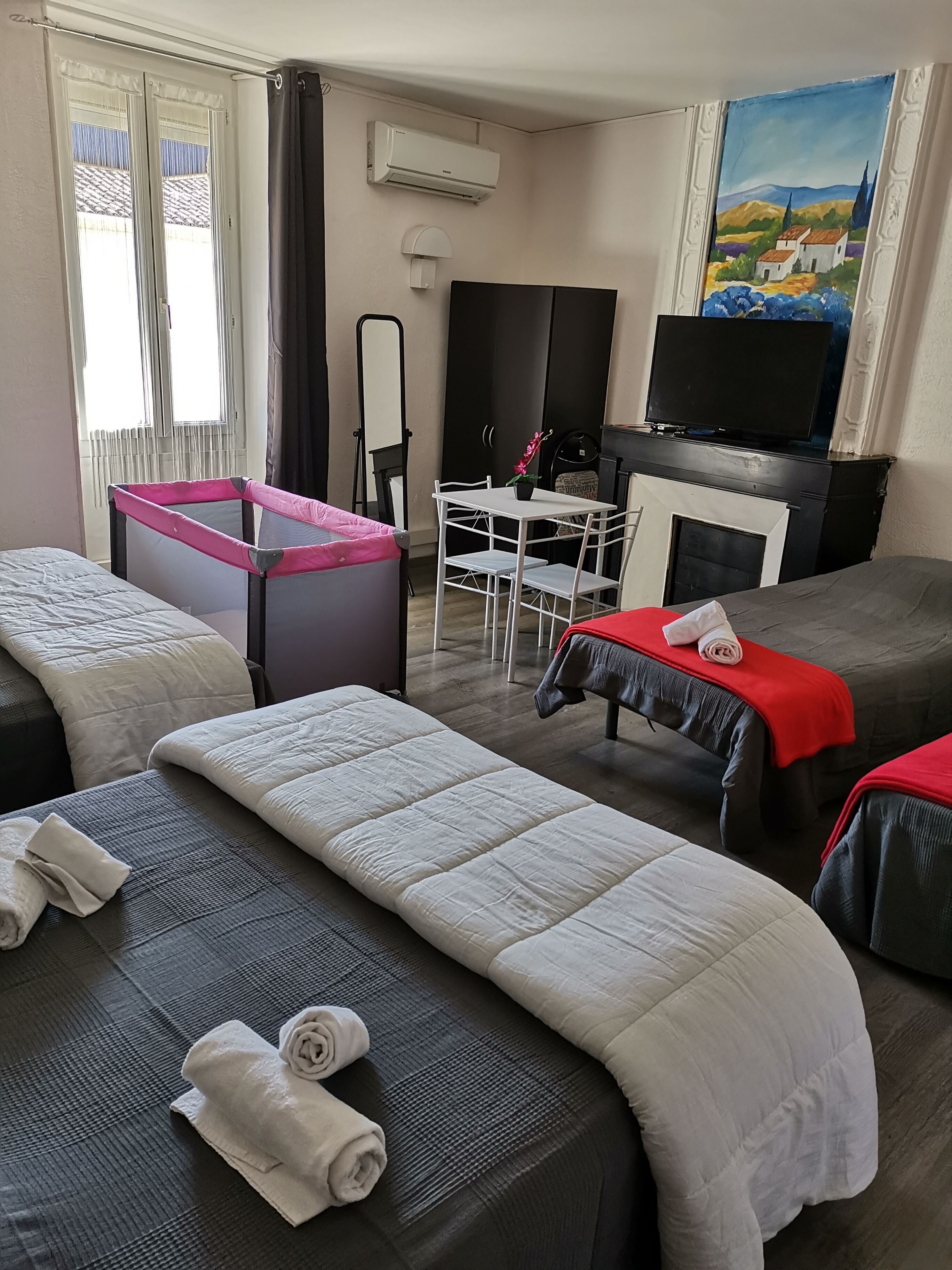 Chambre Familiale, plusieurs lits, non-fumeurs | Bureau, chambres insonorisées, Wi-Fi gratuit, draps fournis