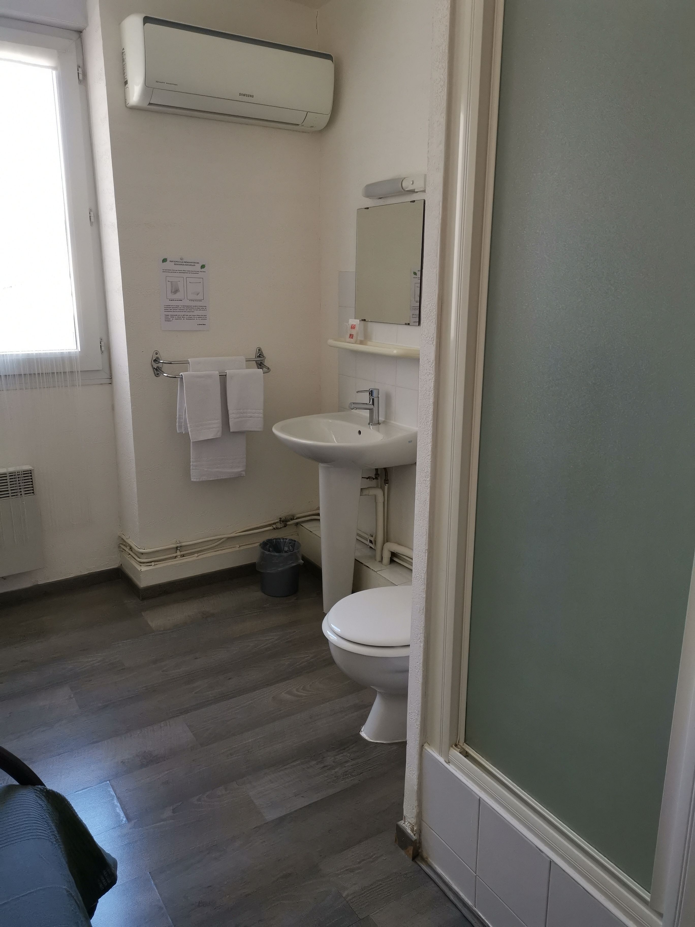 Single Room, 1 Single Bed, Non Smoking | Bathroom | Shower, free toiletries, towels