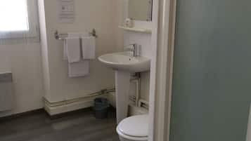 Single Room, 1 Single Bed, Non Smoking | Bathroom | Shower, free toiletries, towels