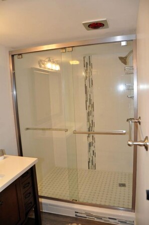Combined shower/tub, hair dryer, soap, toilet paper