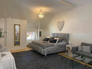 Caja de seguridad en la habitación y tabla de planchar con plancha