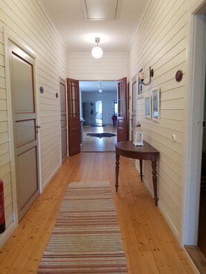 每日供应当地美食早餐（每人 SEK 65）