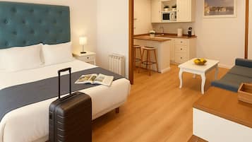 Appartement, uitzicht op de stad | 1 slaapkamer, een kluis op de kamer, verduisterende gordijnen