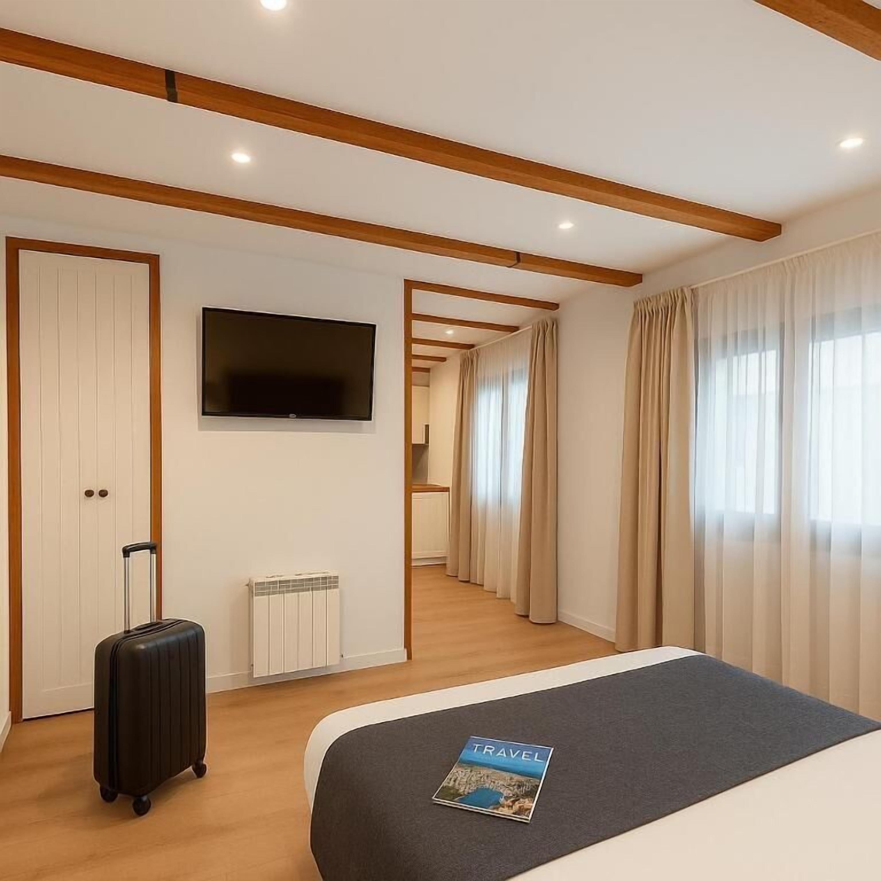 Appartement, uitzicht op stad | 1 slaapkamer, een kluis op de kamer, verduisterende gordijnen