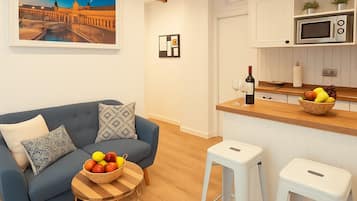 Appartement, uitzicht op de stad | Woonruimte | Flatscreentelevisie