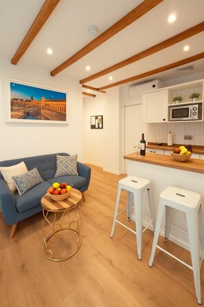 Apartamento, vista para a cidade | Área de estar | TV de tela plana