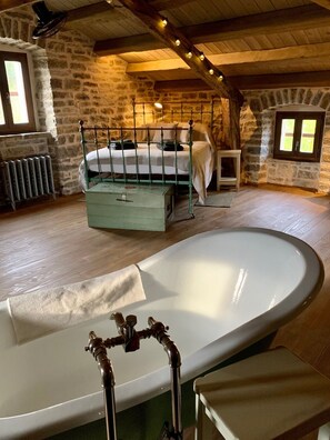 2 bedrooms, in-room safe, desk, iron/ironing board