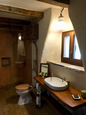 Douche, articles de toilette écologiques, séchoir à cheveux, peignoirs