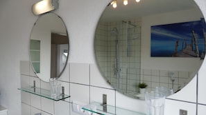 Bathtub, hair dryer, towels, toilet paper - charming guest apartment niederalfingen - 3 BR - bright sunny - 120 sqm (Hüttlingen)