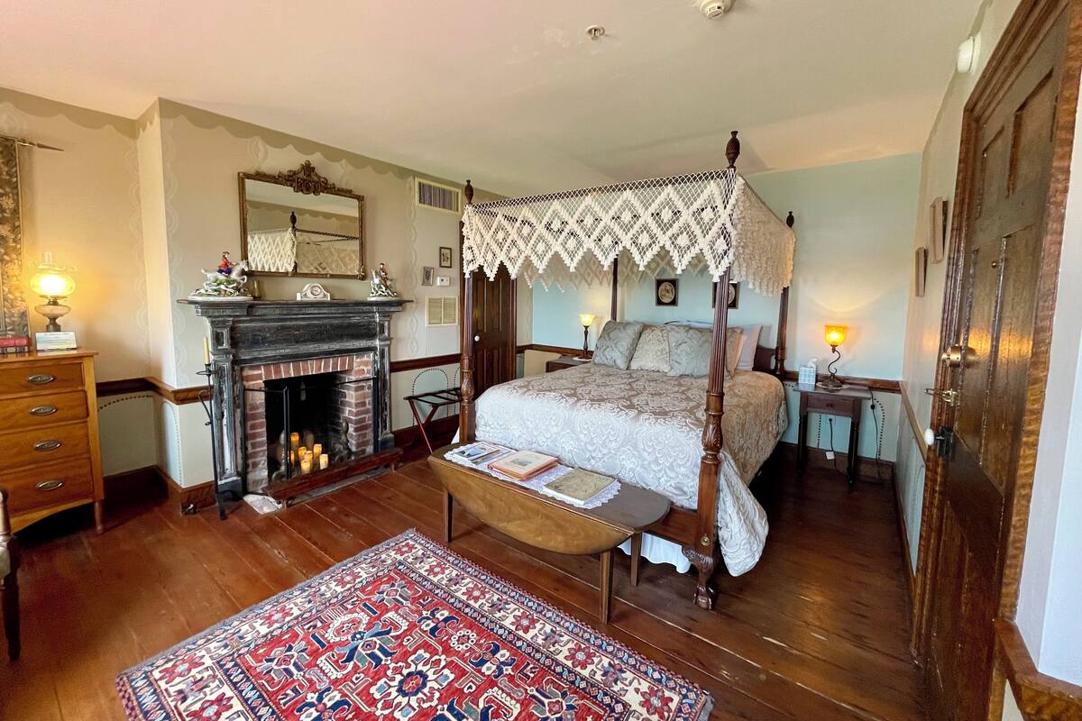 Federal Room | Blackout drapes, iron/ironing board (on request), individually decorated