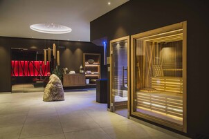 Couples treatment rooms, sauna, hot tub, steam room, hot springs