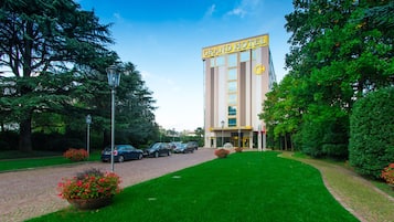Vista frontal de la propiedad