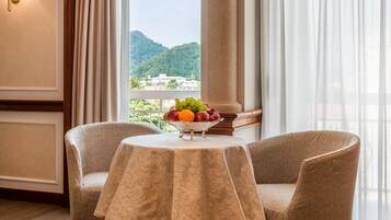 高級套房, 露台 | 房內夾萬、遮光窗簾/窗簾、隔音、免費 Wi-Fi